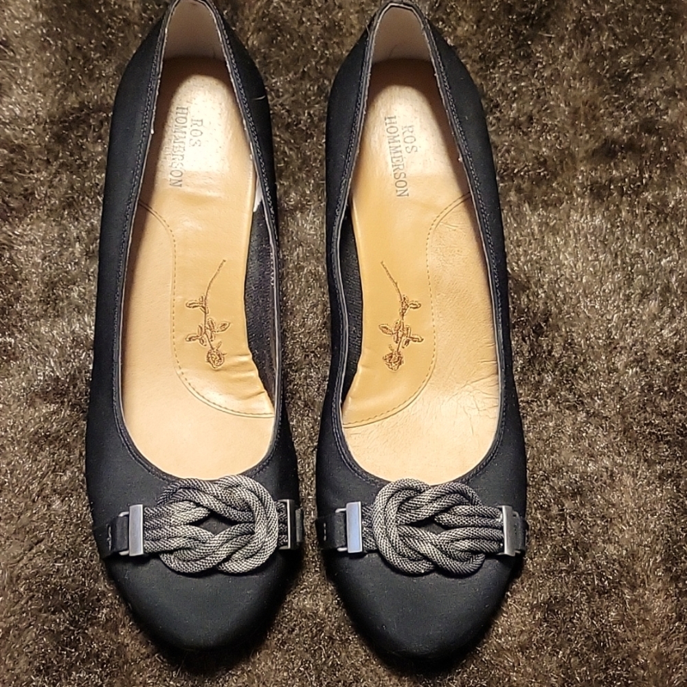 Ros Hommerson 2 1/2" heel. Size 6 1/2 wide.